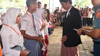 Presiden Jokowi bagikan KIP perdana untuk siswa yatim piatu di Pekalongan (Ahmad Romadoni/Liputan6.com)