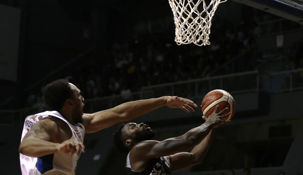 Pebasket Stapac, Kendal Yancy, berusaha mencetak poin saat melawan Satria Muda pada laga final IBL 2019 di Britama Arena, Jakarta, Kamis (21/3). SM kalah 68-79 dari Stapac. (Bola.com/Yoppy Renato)