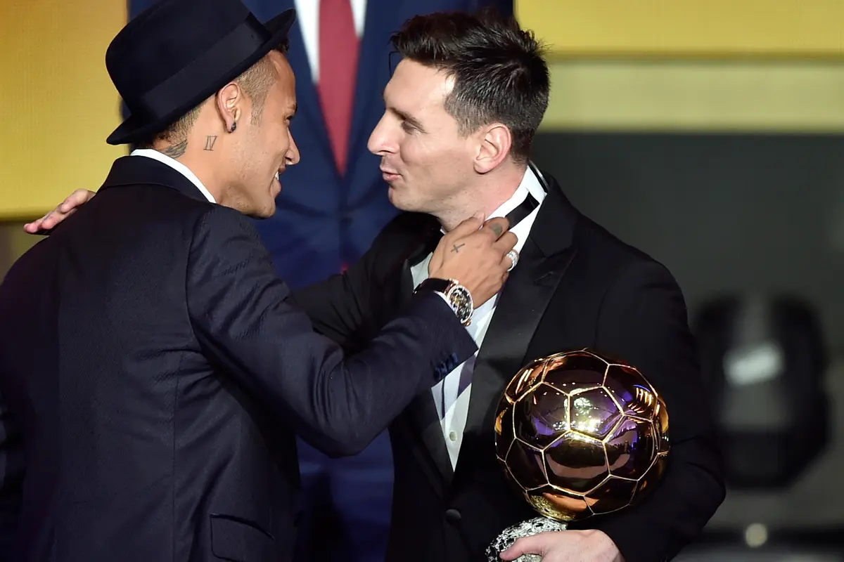 20160111-Wajah Berseri Lionel Messi Saat Terima Trofi FIFA Ballon d`Or -