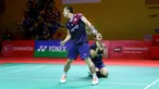 Pebulu tangkis ganda campuran Indonesia, Rinov Rivaldy/Lisa Ayu Kusumawati merayakan kemenangan mereka atas pasangan Malaysia, Hoo Pang Ron/Cheng Su Yin pada laga perempat final Indonesia Masters 2025 di Istora Senayan, Jakarta, Jumat (24/01/2025). (Bola.com/Bagaskara Lazuardi)
