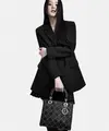 Jisoo BLACKPINK tampil dengan gaya ala lady rocker di kampanye terbaru Lady Dior. Tampilannya lebih fierce dan feminin sambil jinjing tas Lady Dior versi terbaru (Dior)