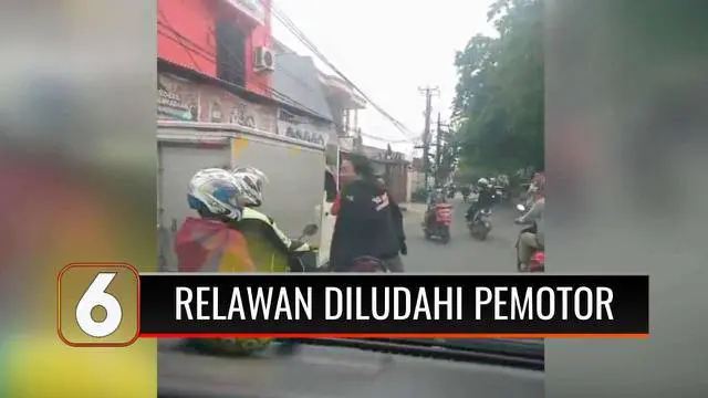 Terlihat dari awal video, seorang pemotor memepet dan menghadang laju relawan pengawal ambulans di Bekasi, Jawa barat. Pelaku bahkan memukul motor hingga meludahi relawan, Kenapa?