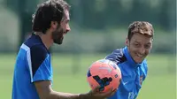 Pires Latihan Bersama Mesut Ozil. Sumber Foto: London Evening Standard.