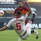 Gelandang Sevilla, Lucas Ocampos melakukan tendangan salto saat menghadapi AS Roma pada babak 16 besar Liga Europa di Stadion Schauinsland-Reisen-Arena, Kamis (6/8/2020). Sevilla lolos ke perempat final setelah mengandaskan AS Roma dengan skor 2-0. (Friedemann Vogel/Pool Photo via AP)