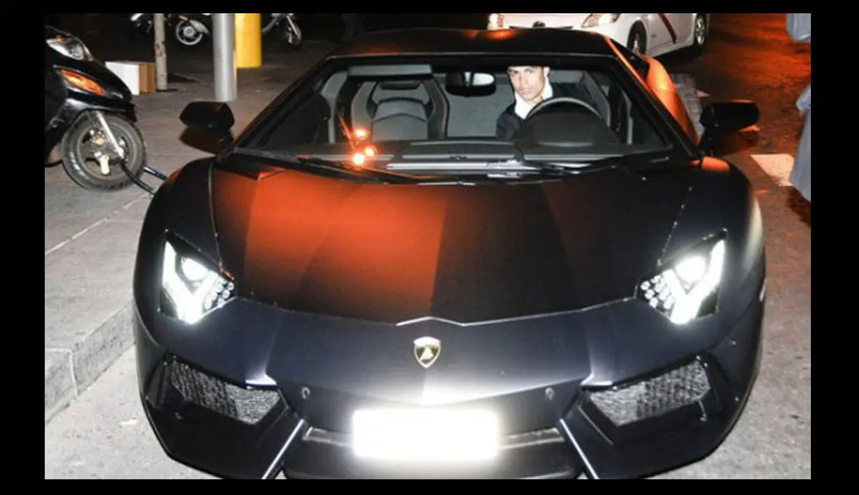 Salah satu mobil terdahsyat yang dimiliki bintang Real Madrid Cristiano Ronaldo adalah Buggati Veyron yang harganya mencapai 1,2 juta dollar AS atau sekitar Rp 10,8 miliar. (Istimewa)