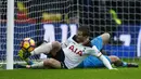 Pemain Tottenham, Eric Dier mengamankan gawangnya saat bola meluncur masuk pada laga Premier League di Vicarage Road, (1/1/2017). Spurs menang 4-1. (Reuters/Eddie Keogh) 