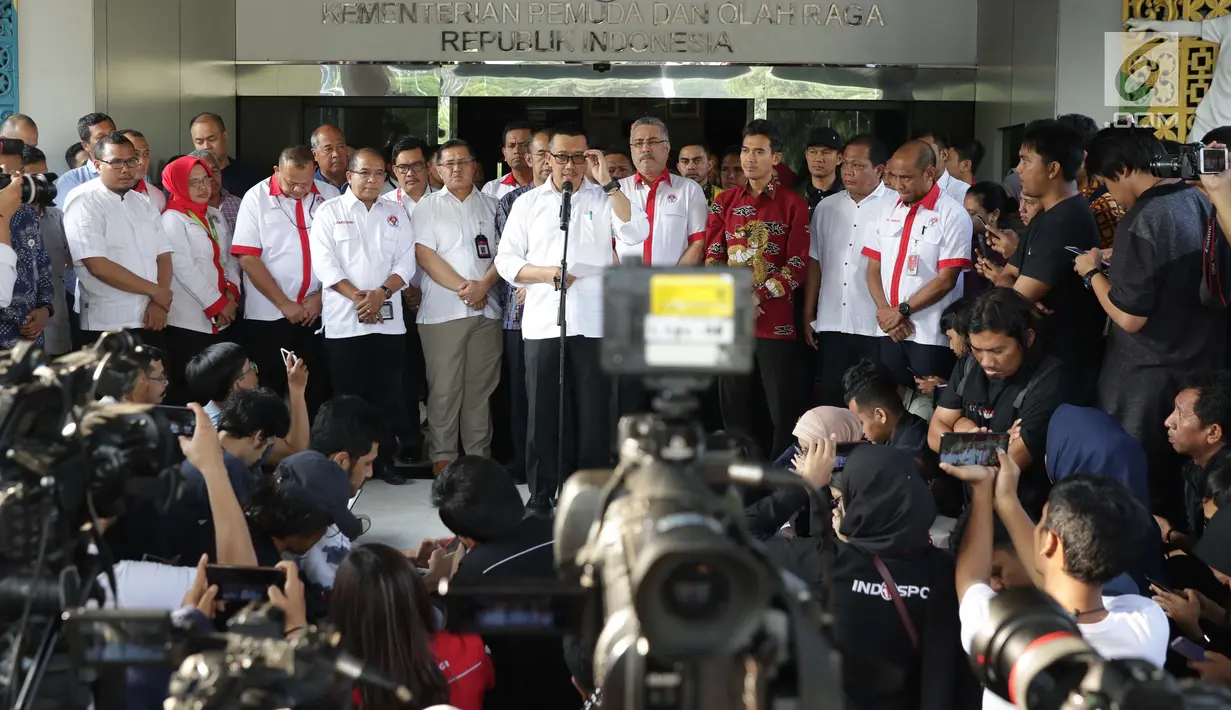 Menpora Imam Nahrawi (tengah) saat menyampaikan keterangan terkait pengunduran dirinya dari jabatan Menteri Pemuda dan Olahraga di Gedung Kemenpora, Jakarta, Kamis (19/9/2019). Sebelumnya, KPK menetapkan Imam Nahrawi sebagai tersangka kasus suap dana hibah KONI. (Liputan6.com/Helmi Fithriansyah)