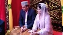 Rangkaian acara pernikahan Kahiyang Ayu dan Bobby Nasution belum usai. Setelah resmi menkah dengan adat Jawa pada 8 November 2017 lalu, keduanya pun kembali menggelar acara di Medan, Sumatera Utara. (Deki Prayoga/Bintang.com)