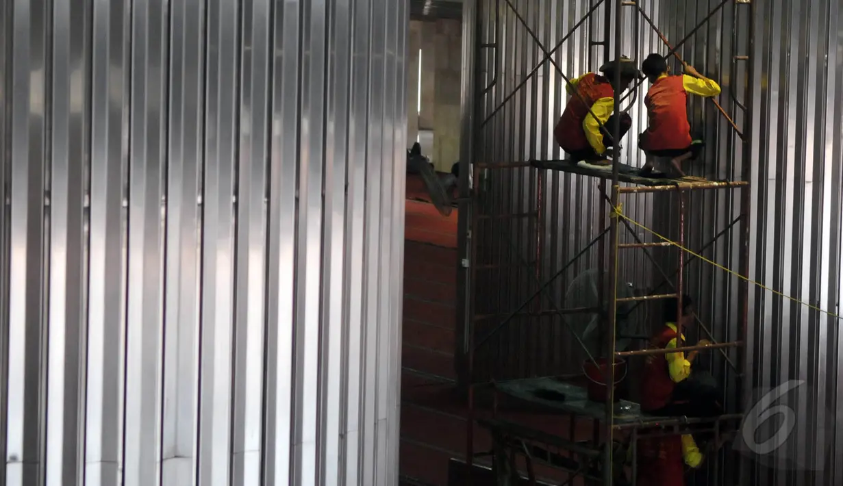 Pilar-pilar di dalam Masjid Istiqlal dibersihkan oleh sejumlah petugas, Jakarta, Selasa (19/5/2015). Kegiatan pembersihan tiang tersebut guna menyambut bulan suci Ramadan yang jatuh pada pertengahan Juni mendatang. (Liputan6.com/JohanTallo)