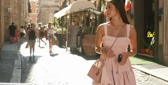 Maria Theodore tampil imut dan cantik pakai mini dress berwarna pink. Dress ini memiliki detail kerut bertingkat, disempurnakan dengan sling bag yang juga berwarna pink senada. [Foto: Instagram/mariatheodoree]