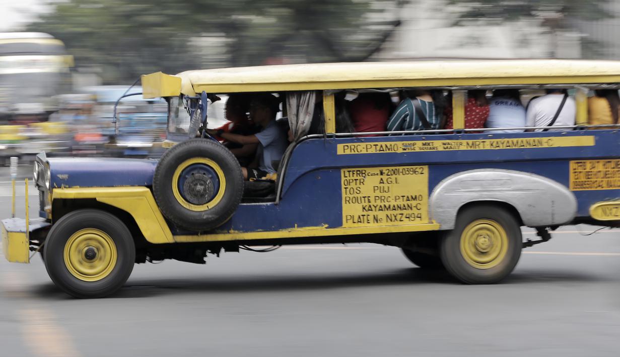 Sebuah mobil Jeepney melintas di antara kemacetan yang terjadi di Manila, Filipina, Jumat (22/11). Jeepney merupakan transportasi umum paling populer dan sudah menjadi ikon di Filipina. (Bola.com/M Iqbal Ichsan)