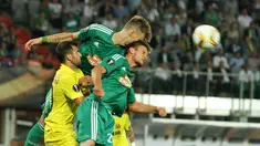 Pemain Rapid, Max Hofmann dan Mario Pavelic, berduel di udara dengan pemain Villarreal CF, Leo Baptistao di laga fase grup Liga Europa di Stadion Ernst Happel, Wina, Austria, Kamis (18/9/2015) dini hari WIB. (Bola.com/Reza Khomaini)