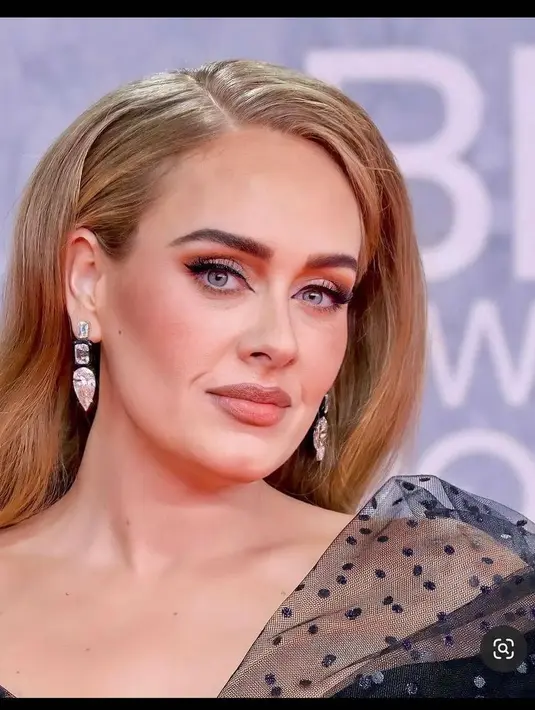 Adele hadir di acara tersebut dengan gaun sabrina hitam dari Armani Prive. Gaun ini memadukan bahan beludru dan tulle yang membuatnya tampil klasik elegan (instagram/lorraineschwartz)