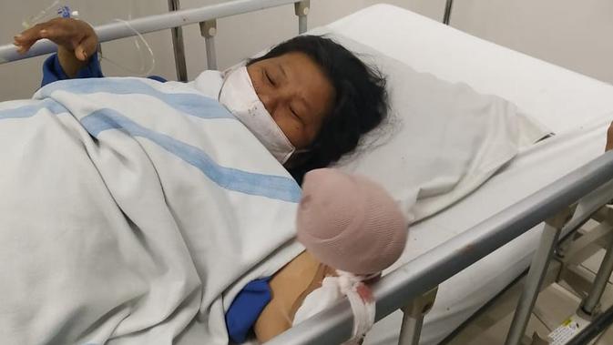 Tidak mau kehilangan tas, korban mencoba mempertahankan. Tarik-menarik terjadi hingga pelaku begal berjumlah dua orang mengendarai sepeda motor membacokan senjata tajam ke tangan korban 4242383 hingga mengakibatkan empat jarinya putus.