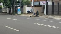 Tim Jibom Satbrimob Polda Sulsel tampak mengevakuasi paketan misterius di depan posko pemenangan Jokowi-Ma'ruf di Jalan Haji Bau Makassar (Liputan6.com/ Eka Hakim)
