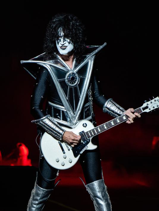Penampilan gitaris band heavy metal KISS, Tommy Thayer dalam tur dunia bertajuk 'End of the Road' di Riverbend Music Center, Cincinnati, Ohio, Amerika Serikat, Kamis (29/8/2019). KISS menggebrak panggung Riverbend Music Center dalam tur perpisahan band tersebut. (Photo by Amy Harris/Invision/AP)