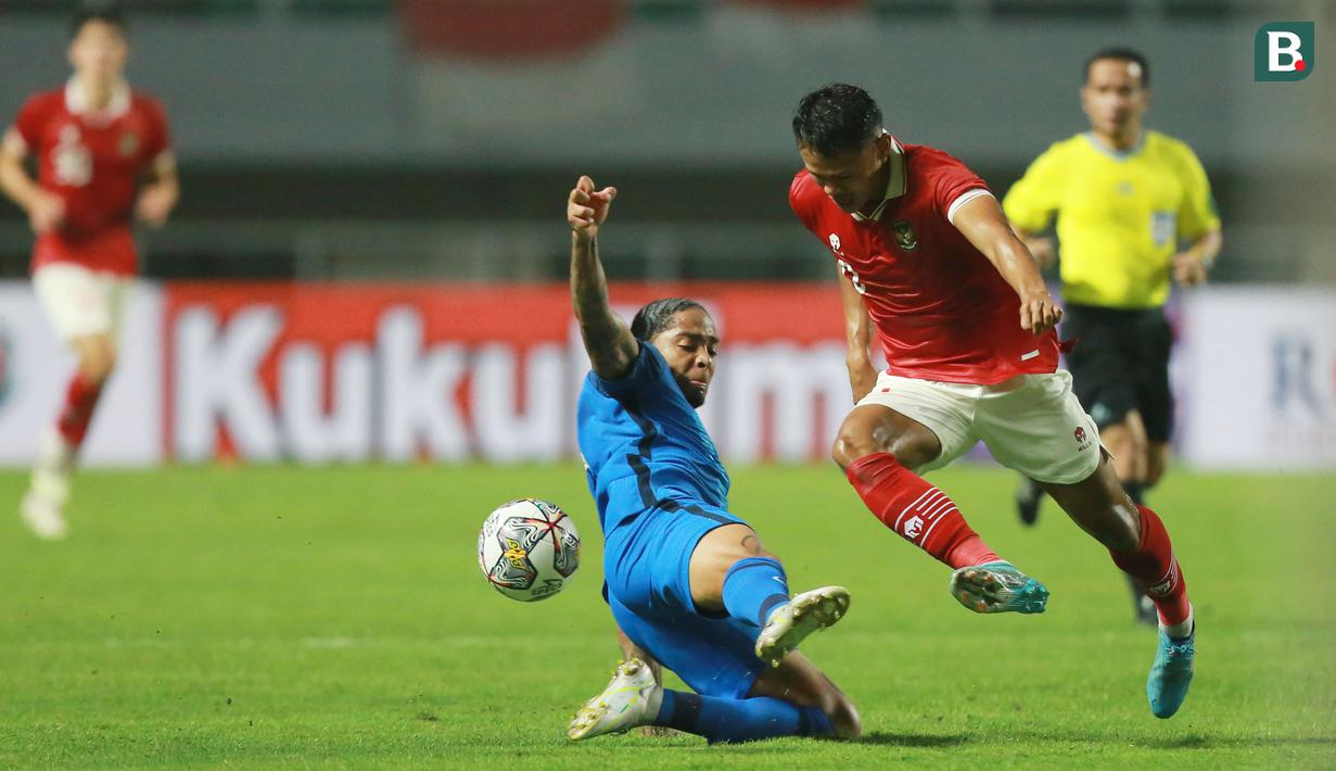 <p>Pemain Timnas Indonesia, Muhammad Dimas Drajad berusaha melewati pemain Timnas Curacao&nbsp;saat laga FIFA Match Day di Stadion Pakansari, Bogor, Selasa (27/09/2022). (Bola.com/Muhammad Iqbal Ichsan)</p>