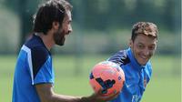Pires Latihan Bersama Mesut Ozil. Sumber Foto: London Evening Standard.