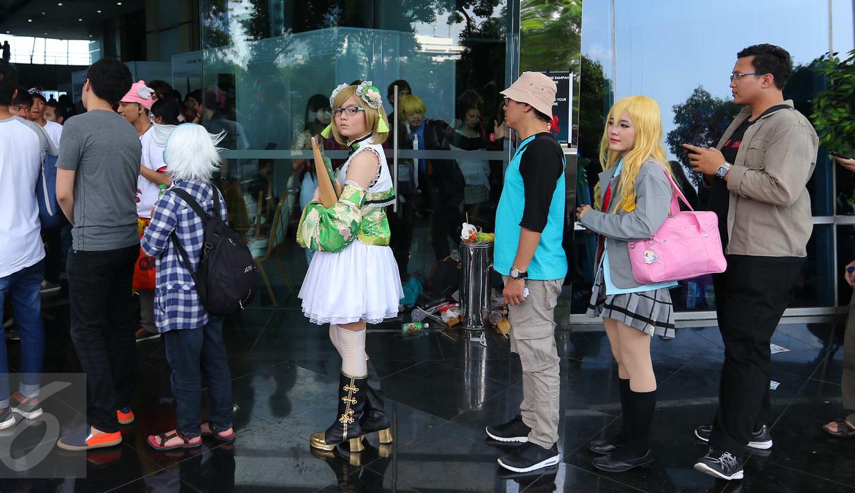 Pengunjung menggunakan kostum tokoh animasi saat mengantri untuk melihat Comic Frontier 7  di Semesco, Jakarta, Minggu (31/7).Acara ini cocok buat anda penyuka anime, manga dan cosplay unik. (Liputan6.com/Angga Yuniar)
