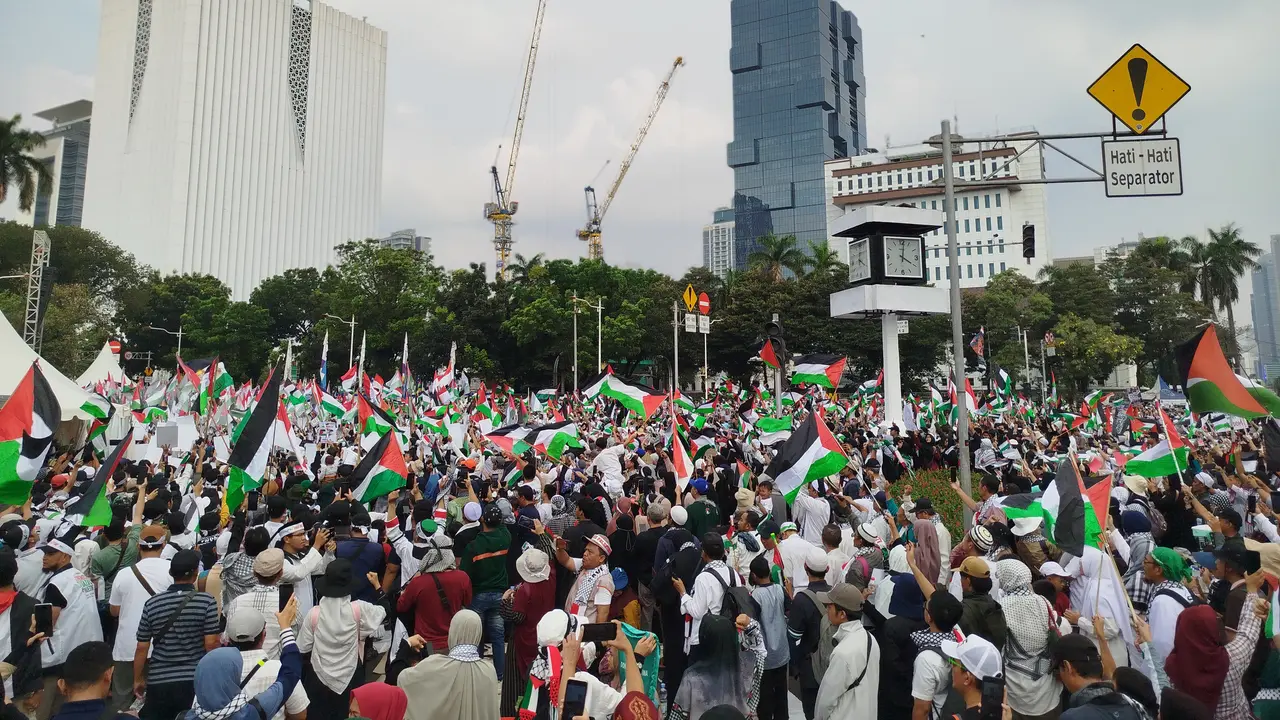 Ribuan orang menggelar Aksi Bela Palestina di Patung Kuda Arjuna Wiwaha, Jakarta Pusat pada Minggu (9/6/2024) dan panitia juga menggalang donasi.
