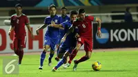 Gelandang Timnas Indonesia, Stefano Lilipaly (kanan) mencoba melewati kawalan pemain Thailand saat final pertama Piala AFF 2016 di Stadion Pakansari, Bogor, Rabu (14/12). Indonesia unggul 2-1 atas Thailand. (Liputan6.com/Helmi Fithriansyah)