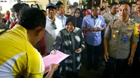Risma Beri Bantuan kepada Korban Kebakaran di Tandes Surabaya