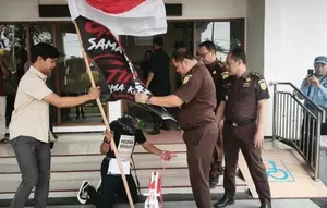 Warga Blora Jalan Mundur Kritik Pembangunan Sekolah Rakyat