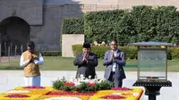 Kunjungi Makam Mahatma Gandhi, Prabowo Letakkan Karangan Bunga dan Tulis Pesan Mendalam