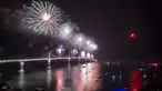 Kembang api menerangi langit di atas Jembatan Peljesac yang baru dibangun di Komarna, Kroasia selatan, 26 Juli 2022. Kroasia menandai pembukaan kunci dan jembatan yang telah lama ditunggu-tunggu yang menghubungkan dua bagian dari garis pantai Laut Adriatik negara itu dengan melewati sebagian kecil wilayah Bosnia. (AP Photo)