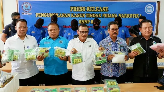 Sabu berkemasan teh China disita Badan Narkotika Nasional Riau sebagai barang bukti.