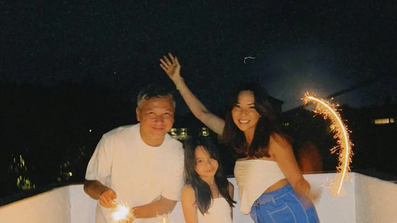 Perayaan Tahun Baru 2025 Gempita Nora Marten bersama kedua orang tuanya, Gading Marten dan Gisella Anastasia, serta kerabat dekat di Bali (Instagram/@gadiiing)