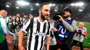 Striker Juventus, Gonzalo Higuain merayakan gelar juara Serie A Italia usai pertandingan melawan AS Roma pada lanjutan Liga Serie A Italia di stadion Olimpiade, (13/5). Ini merupakan gelar ketujuh beruntun Juventus. (AP Photo/Claudio Peri)
