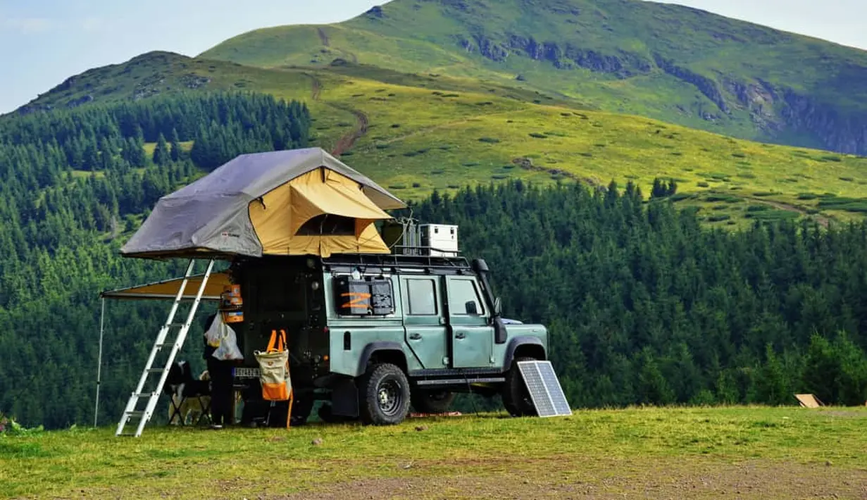 Pemandangan gunung yang hijau menemani camping bersama Land Rover Defender. (Source: thecoldwire.com)