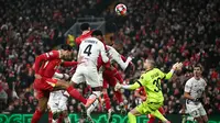 Bek Liverpool asal Belanda Virgil van Dijk (kiri), bek Lille asal Brasil Alexsandro (tengah), dan bek Liverpool asal Inggris Jarell Quansah (tengah belakang) berebut bola selama pertandingan sepak bola Liga Champions UEFA antara Liverpool dan Lille LOSC di Anfield, Liverpool, Inggris barat laut pada 21 Januari 2025.Paul ELLIS / AFP