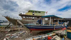 Warga menyelesaikan pembuatan perahu baru nelayan di Kampung Nelayan Tanjung Pasir, Tangerang, Banten, Rabu (22/1/2025). (merdeka.com/Arie Basuki)
