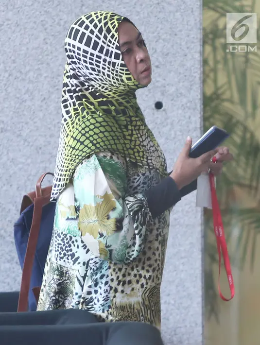 Mantan anggota DPR RI Wa Ode Nurhayati memenuhi panggilan penyidik KPK di Jakarta, Jumat (13/7). Wa Ode sendiri merupakan mantan terpidana kasus korupsi Dana Percepatan Pembangunan Infrastruktur Daerah Tertinggal (DPPIDT). (Liputan6.com/Herman Zakharia)
