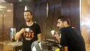 Pemain Pusamania Borneo FC, Goran Gancaev (kiri) saat menikmati kopi buatannya saat belajar menjadi barista, sebelum bertanding pada lanjutan Piala Jenderal Sudirman di Surabaya,Sabtu (21/11/2015). (Bola.com/Vitalis Yogi Trisna)