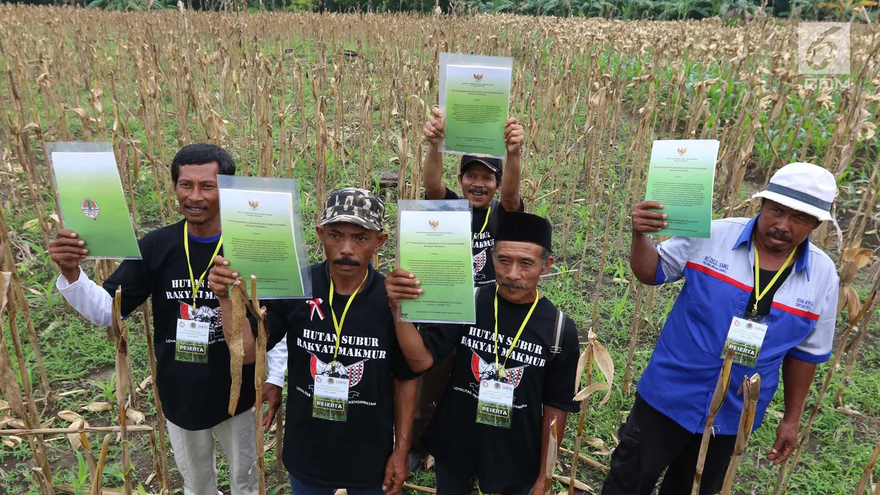 Jokowi Berikan SK IPHPS ke Petani Jawa Timur