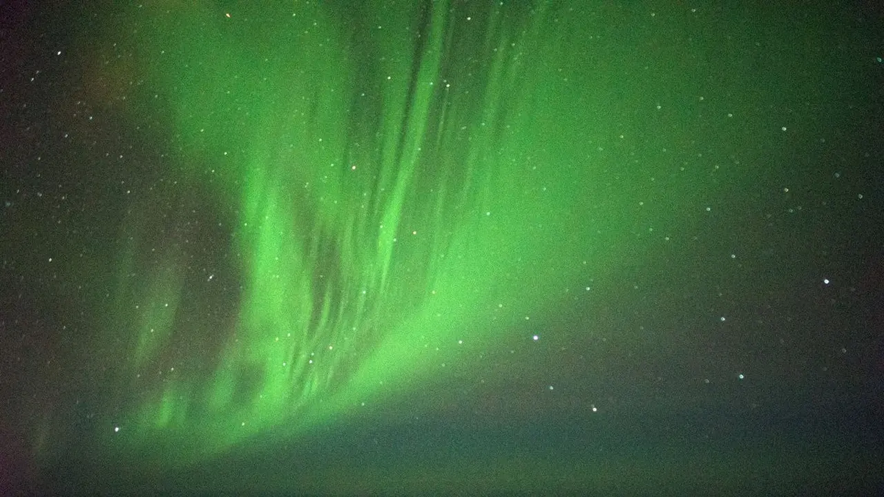 Aurora Australis saat equinox dalam penerbangan carter Selandia Baru. (Twitter/Ian Griffin)