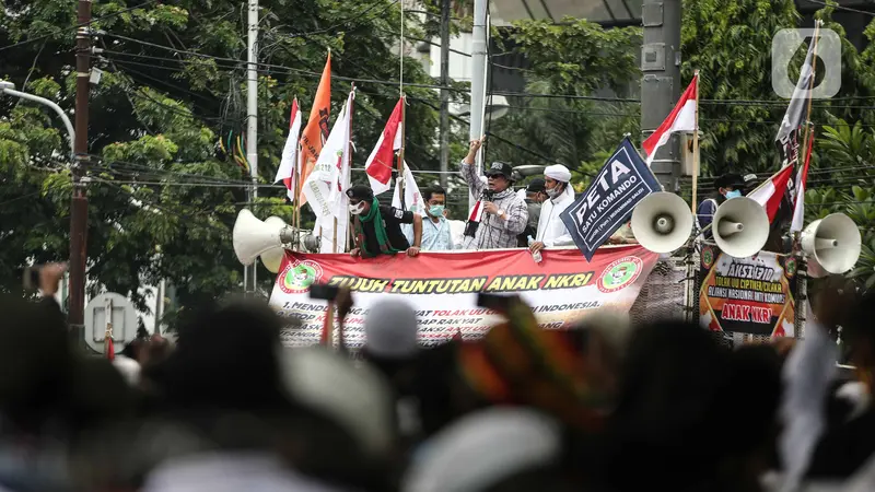 Massa Aksi Tolak Omnibus Law UU Cipta Kerja Penuhi Patung Kuda