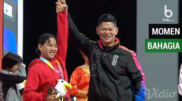 Berita video momen ketua INAPGOC Raja Sapta Hadi menyerahkan medali emas kepada perenang putri Indonesia, Syuci Indriani.