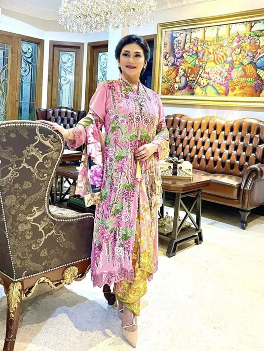 Bella juga tampil dengan kebaya panjang yang dihiasi berdiran flora yang terlihat mewah. Dipadukan selendangnya. [Instagram/@bellasaphiraofficial]