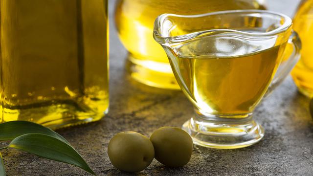 Secangkir minyak zaitun yang banyak manfaat untuk kesehatan kuku.