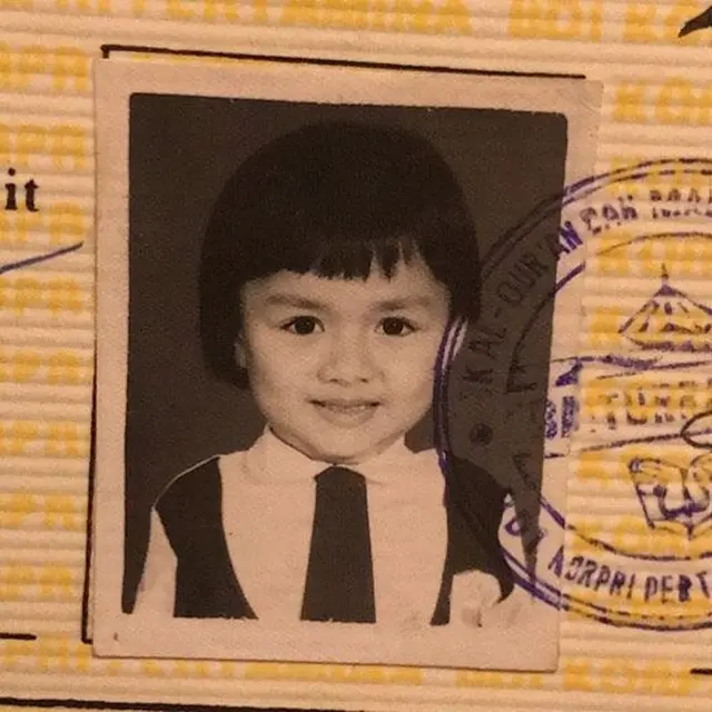 6 Potret Lawas Vicky Shu saat Masih Sekolah Dasar, Wajah Bulenya Curi Perhatian