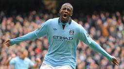Yaya Toure merapat ke Manchester City pada 2010 usai tersingkir dari skuat utama Barcelona asuhan Pep Guardiola. Ia tercatat sebagai salah satu gelandang terbaik The Cityzens dengan menyumbang 79 gol dan 49 assist dari 316 laga. (AFP/Andrew Yates)