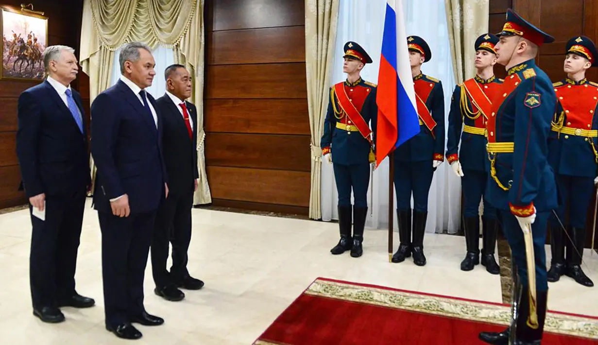 Menhan RI Ryamizard Ryacudu (kanan) bersama Menhan Rusia Sergey Shoigu saat upacara penyambutan resmi kenegaraan bilateral meeting Menhan RI-Rusia di Kantor Pusat Kemenhan Rusia, Znamenka Ulitsa Moscow, Rabu (6/2). (Liputan6.com/HO/Puskom Kemhan)