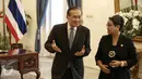 Menlu Retno Marsudi (kanan) dan Menlu Thailand Don Pramudwinai berjalan menuju ruang pertemuan di Gedung Pancasila, Kemenlu, Jakarta, Kamis (11/2). Keduanya membahas peningkatan kerja sama di berbagai bidang. (Liputan6.com/Faizal Fanani)
