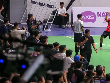Pemain SMA 8 Makassar (kanan) melakukan selebrasi setelah mencetak gol ke gawang SMK Nusantara Jakarta pada laga Grand Final AXIS Nation Cup 2023 di Istora Senayan, Jakarta, Minggu (15/10/2023). (Bola.com/Bagaskara Lazuardi)