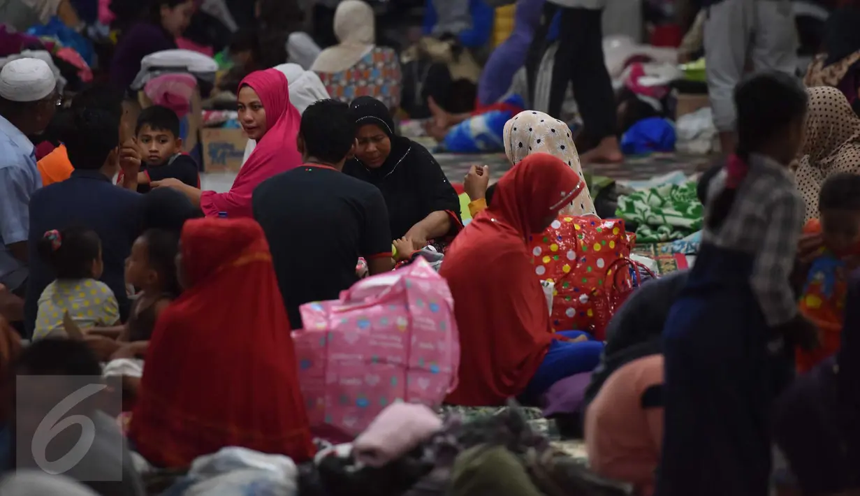 Sejumlah warga korban gempa Aceh berada di posko pengungsian di Pidie Jaya, Aceh, Kamis (8/12). Pasca gempa 6,5 SR yang mengguncang Kabupaten Pidie Jaya dan sekitarnya membuat warga yang rumahnya rusak, terpaksa mengungsi. (Liputan6.com/Angga Yuniar)