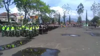 Ratusan anggota polres-TNI Garut disiagakan kawal aksi penolakan pembakaran bendera HTI (Liputan6.com/Jayadi Supriadin)